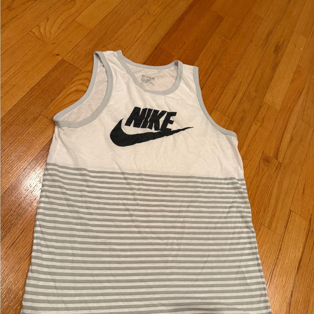 Nike tshirt small men